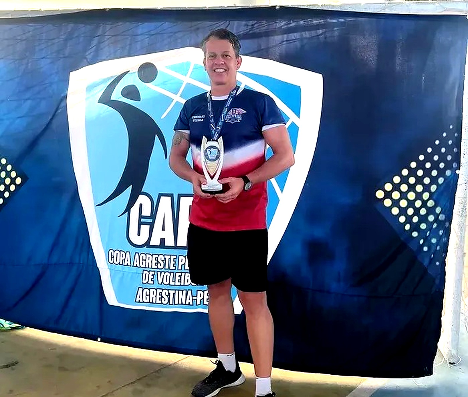 Coach Karol Wojtyla com troféu da Copa Agreste
